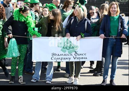 Wien, Österreich. 18. März 2023. St. Patrick's Day Parade durch die Wiener Innenstadt. Kredit: Franz Perc/Alamy Live News Stockfoto