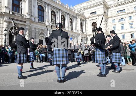 Wien, Österreich. 18. März 2023. St. Patrick's Day Parade durch die Wiener Innenstadt. Kredit: Franz Perc/Alamy Live News Stockfoto