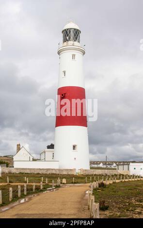 Ein Pfad führt zum Portland Bill Lighthouse. Auf der Isle of Portland steht der imposante rot-weiße Leuchtturm. Stockfoto