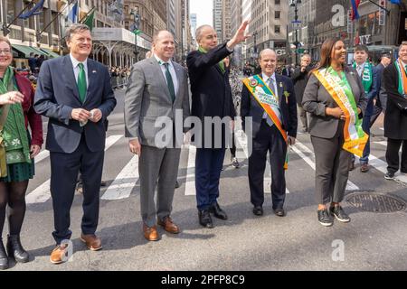 New York, New York, USA. 17. März 2023. (NEU) St. Patrick's Day Parade in New York City. 17. März 2023, New York, New York, USA: S.E. Micheal Martin, Tanaiste, Minister für auswärtige Angelegenheiten und Minister für Verteidigung, Republik Irland (C) und New York Staatsanwalt General Letitia James (R) nehmen am St. Patrick's Day Parade entlang der 5. Avenue am 17. März 2023 in New York City. (Kreditbild: © M10s/TheNEWS2 via ZUMA Press Wire) NUR REDAKTIONELLE VERWENDUNG! Nicht für den kommerziellen GEBRAUCH! Stockfoto