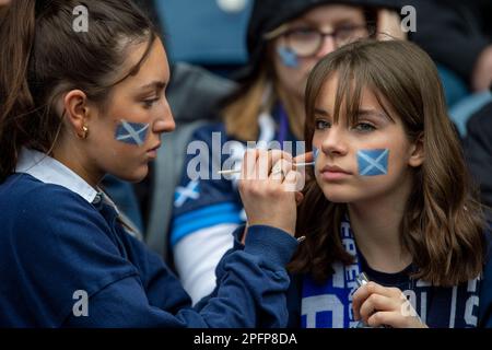 18. März 2023: Guinness Six Nations 2023. Schottland-Fans tragen Gesichtsfarbe vor dem Schottland gegen Italien, BT Murrayfield, Edinburgh. Kredit: Ian Rutherford Alamy Live News Stockfoto