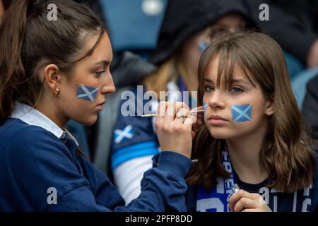 18. März 2023: Guinness Six Nations 2023. Schottland-Fans tragen Gesichtsfarbe vor dem Schottland gegen Italien, BT Murrayfield, Edinburgh. Kredit: Ian Rutherford Alamy Live News Stockfoto