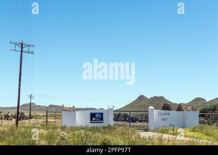 Colesberg, Südafrika - 21. Februar 2023: Eintritt zur Klipplaatsfontein Farm zwischen Colesberg und Petrusville in der Provinz Nordkap Stockfoto