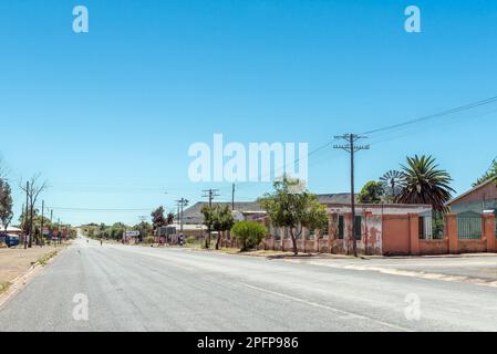 Petrusville, Südafrika - 21. Februar 2023: Eine Straßenszene mit Gebäuden und Menschen in Petrusville in der Provinz Nordkap Stockfoto