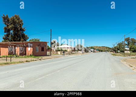 Petrusville, Südafrika - 21. Februar 2023: Eine Straßenszene mit Gebäuden, Fahrzeugen und Menschen in Petrusville in der Provinz Nordkap Stockfoto