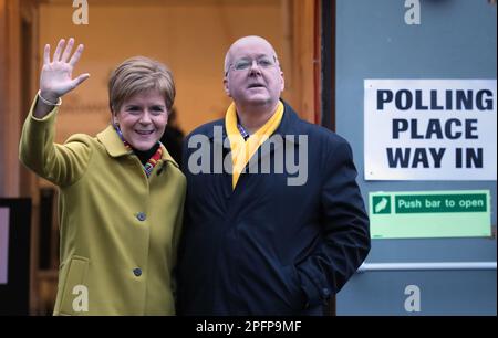 Aktenfoto vom 12. Oktober 12/19 von SNP-Führer Nicola Sturgeon mit Ehemann Peter Murrell, als sie ihre Stimmen bei den Parlamentswahlen 2019 in der Broomhouse Park Community Hall in Glasgow abgegeben haben. Peter, der Ehemann von Frau Sturgeon, ist mit sofortiger Wirkung als Hauptgeschäftsführer der SNP zurückgetreten. Berichten zufolge drohten Mitglieder des regierenden Nationalen Exekutivkomitees (NEC) der SNP mit einem Misstrauensvotum gegen ihn. Ausgabedatum: Samstag, 18. März 2023. Stockfoto