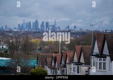 London, UK, 18. März 2023. Die Skyline von London und das Finanzviertel von Wimbledon aus gesehen, im Südwesten Londons unter dunklen Wolken, während das MET-Büro unruhige Wetterbedingungen über das Wochenende und die Gefahr von mehr Regen vorhersagt. Kredit: amer Ghazzal/Alamy Live News Stockfoto