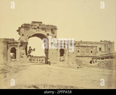 Das Tor führt in die Residenz, gewöhnlich das Bailee Guard Gate, das von Lieutenant-Colonel R.H.M. festgehalten wird Aitken, von den 13. Bengalen Ureinwohnern der Infanterie 1858 von Felice Beato Stockfoto