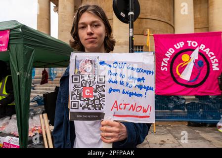 London, Großbritannien. 18. März 2023. In London findet ein internationaler Aktionstag gegen Rassismus statt, an dem sich Demonstranten außerhalb der BBC auf dem Portland Place versammeln. Zu den Protesten gehören der Ruanda-Plan der britischen Regierung, der Nationality and Borders Act sowie mutmaßliche rassistische Deportationen und das feindselige Umfeld. Stockfoto