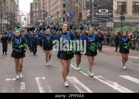 New York, New York, USA. 17. März 2023. (NEU) St. Patrick's Day Parade in New York City. 17. März 2023, New York, New York, USA: Mitglieder der North Babylon Marching Band marschieren im St. Patrick's Day Parade entlang der 5. Avenue am 17. März 2023 in New York City. (Kreditbild: © M10s/TheNEWS2 via ZUMA Press Wire) NUR REDAKTIONELLE VERWENDUNG! Nicht für den kommerziellen GEBRAUCH! Stockfoto