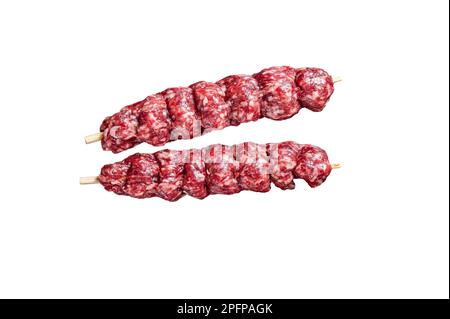 Rohes Rindfleisch Kofta-Kebab-Spieße auf einem Fleischbeil. Isoliert auf weißem Hintergrund Stockfoto