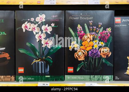 Die LEGO Botanical Kollektion zum Verkauf im Lego Store. LEGO-Konstruktoren für Erwachsene ab 18 Jahren. Minsk, Belarus, 2023 Stockfoto