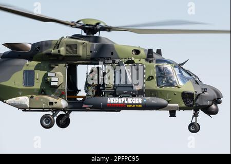 Ein NHIndustries-NH90-TTH-Hubschrauber der Deutschen Armee, der eine Ausstellung vorführt. Stockfoto