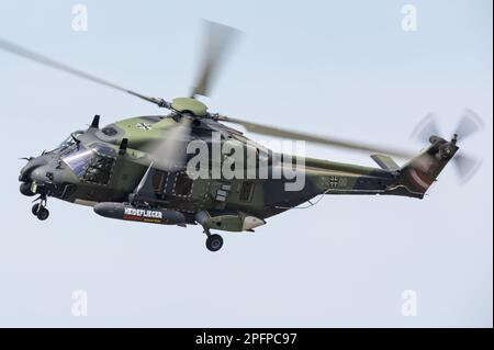 Ein NHIndustries-NH90-TTH-Hubschrauber der Deutschen Armee, der eine Ausstellung vorführt. Stockfoto