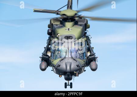 Ein NHIndustries-NH90-TTH-Hubschrauber der Deutschen Armee, der eine Ausstellung vorführt. Stockfoto