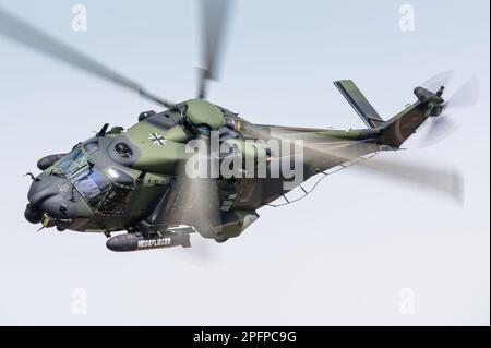 Ein NHIndustries-NH90-TTH-Hubschrauber der Deutschen Armee, der eine Ausstellung vorführt. Stockfoto