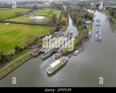 Blick aus der Vogelperspektive auf Sunbury Lock an der Themse, Sunbury-on-Thames, Großbritannien. Stockfoto