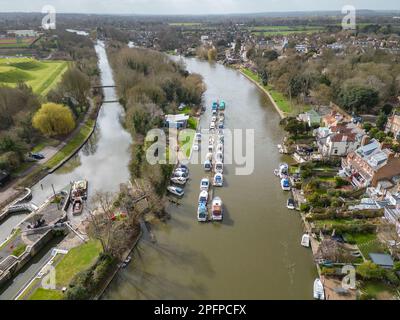 Blick aus der Vogelperspektive auf Sunbury Lock an der Themse, Sunbury-on-Thames, Großbritannien. Stockfoto