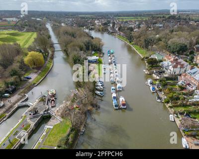 Blick aus der Vogelperspektive auf Sunbury Lock an der Themse, Sunbury-on-Thames, Großbritannien. Stockfoto