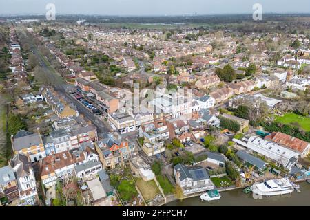 Blick aus der Vogelperspektive auf Sunbury-on-Thames, Surrey, Großbritannien. Stockfoto