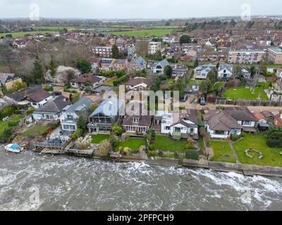 Blick aus der Vogelperspektive auf Sunbury-on-Thames, Surrey, Großbritannien. Stockfoto