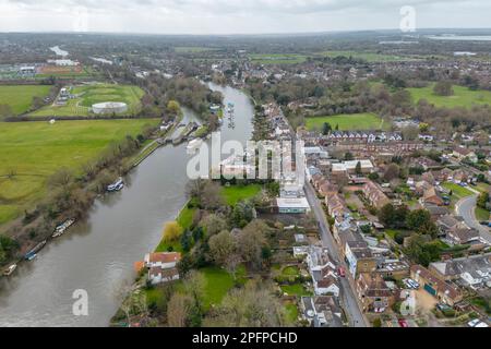 Blick aus der Vogelperspektive auf Sunbury Lock an der Themse, Sunbury-on-Thames, Großbritannien. Stockfoto