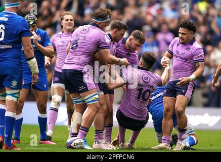 Blair Kinghorn (Zentrum) aus Schottland feiert den zweiten Versuch seiner Seite mit Teamkollegen beim Guinness Six Nations Match im BT Murrayfield Stadium in Edinburgh. Foto: Samstag, 18. März 2023. Stockfoto