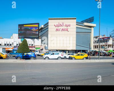 Baghdad, Irak - 23. Februar 2023: Landschaftsansicht des Mr. Milk Grocery Store in Mansour City, gilt als größter Händler für Milchprodukte. Stockfoto