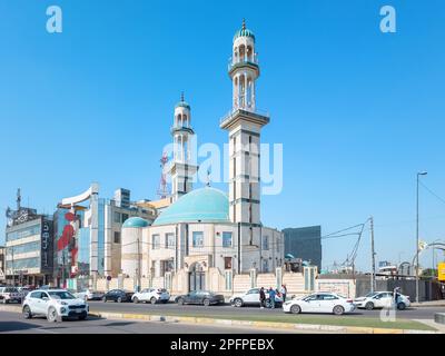 Bagdad, Irak - 23. Februar 2023: Landschaftsansicht der Al-Maamoun-Moschee, einem sunnitischen Patrimonium in Mansour City. Stockfoto