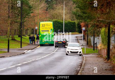 Dundee, Tayside, Schottland, Großbritannien. 18. März 2023. Wetter in Großbritannien: Tayside mit Temperaturen um 11 °C genießt Schottland Frühlingswetter. Der nächtliche Regen hat sich aufgelöst, das helle und milde Wetter wird sichtbar, und zieht einige Einwohner für einen entspannten Spaziergang durch Dundee's Ardler Village an, während sie ihr tägliches Leben und Shopping in ihren lokalen Geschäften erkunden. Kredit: Dundee Photographics/Alamy Live News Stockfoto