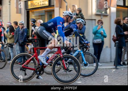 Abbiategrasso, Abbiategrasso, Italien, 18. März 2023, Mathieu van der Poel, Team Alpecin-Deceuninck während Milano-Sanremo - Street Cycling Stockfoto