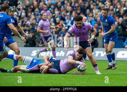 18. März 2023: Guinness Six Nations 2023. Blair Kinghorn aus Schottland erzielt den zweiten Versuch während der schottischen gegen Italien, BT Murrayfield, Edinburgh. Kredit: Ian Rutherford Alamy Live News Stockfoto