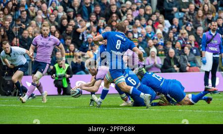 18. März 2023: Guinness Six Nations 2023. Blair Kinghorn aus Schottland erzielt den dritten Versuch während der schottischen gegen Italien, BT Murrayfield, Edinburgh. Kredit: Ian Rutherford Alamy Live News Stockfoto