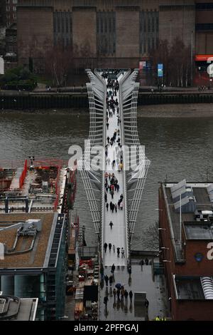 Luftaufnahme der Londoner Millennium-Fußgängerbrücke über die themse, die von der Spitze der St Pauls Cathedral nach southbank führt Stockfoto