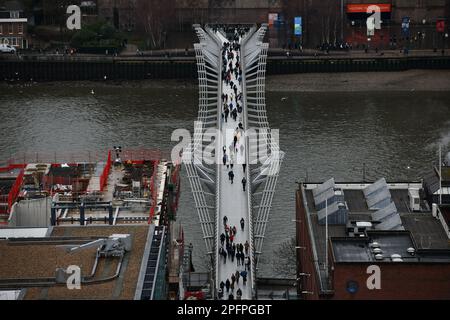 Luftaufnahme der Londoner Millennium-Fußgängerbrücke über die themse, die von der Spitze der St Pauls Cathedral nach southbank führt Stockfoto