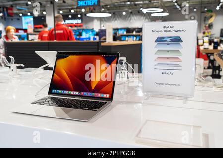 Verkauf von Apple Macbook Air im Geschäft. Minsk, Belarus, 2023 Stockfoto