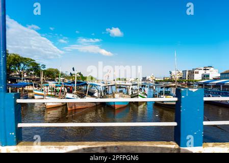 Angeln und Besichtigungstouren Boote am Fluss Una in Valenca, Bahia. Stockfoto