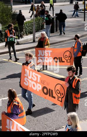 Bristol, Großbritannien. 18. März 2023. Just Stop Oil Demonstranten versammeln sich im Zentrum von Bristol; ihr Protest nahm die Form einer sehr langsamen Prozession durch die Stadt an. Die Aktivisten wollen die Ölförderung wegen der Umweltschäden stoppen. Kredit: JMF News/Alamy Live News Stockfoto