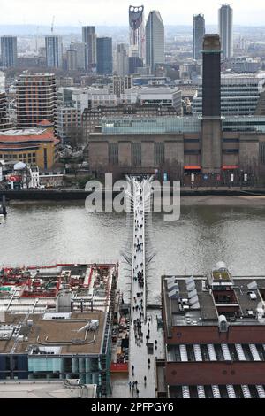 Luftaufnahme der Londoner Millennium-Fußgängerbrücke über die themse, die von der Spitze der St Pauls Cathedral nach southbank führt Stockfoto