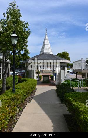 TUSTIN, KALIFORNIEN - 17. MÄRZ 2023: Pavillon am Stevens Square, ein gemischter Wohn- und Arbeitsbereich in alten viktorianischen Häusern in der Altstadt von Tustin. Stockfoto