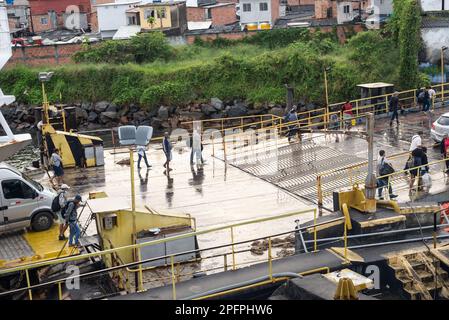 Salvador, Bahia, Brasilien - 09. September 2022: Passagiere, die aus der Fähre am Terminal in Salvador, Bahia aussteigen. Stockfoto