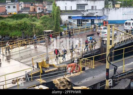 Salvador, Bahia, Brasilien - 09. September 2022: Passagiere, die aus der Fähre am Terminal in Salvador, Bahia aussteigen. Stockfoto