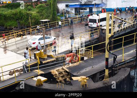 Salvador, Bahia, Brasilien - 09. September 2022: Passagiere, die aus der Fähre am Terminal in Salvador, Bahia aussteigen. Stockfoto