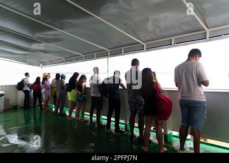 Salvador, Bahia, Brasilien - 09. September 2022: Passagiere im Fährboot genießen die Meereslandschaft von Salvador, Bahia. Stockfoto