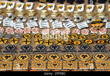 Nahaufnahme verschiedener Wolverhampton Wanderers vor dem Stadion vor dem Spiel der Premier League im Molineux Stadium, Wolverhampton. Foto: Samstag, 18. März 2023. Stockfoto