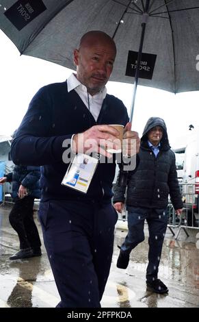 Alan Shearer kommt im Etihad Stadium in Manchester an, um mit Gary Lineker live über das FA Cup-Viertelfinale zwischen Manchester City und Burnley auf der BBC zu berichten. Nachdem Lineker von der Präsentation von Match of the Day für einen Tweet, in dem die Sprache, die für die Einführung einer neuen staatlichen Asylbewerberpolitik verwendet wurde, mit der von 1930er Deutschland verglichen wurde, ausging, gab es einen Streit. Foto: Samstag, 18. März 2023. Stockfoto