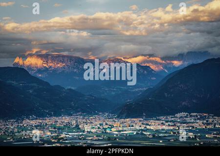 Bozen liegt in einem Tal auf der Westseite der Dolomiten. Stockfoto