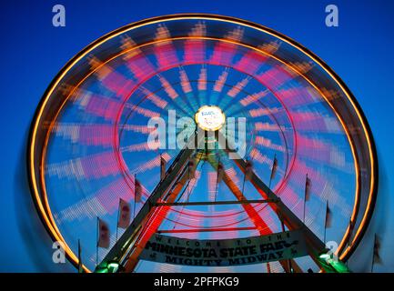 Auf der Minnesota State Fair in St. dreht sich ein Riesenrad für die Passagiere Paul, Minnesota. Stockfoto