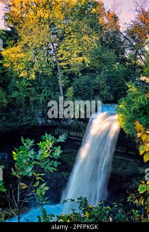 Der Minnehaha Creek stürzt über eine Felsenklippe, die die Minnehaha Falls bildet, während er zum Mississippi River, Minneapolis, Minnesota, rast. Stockfoto