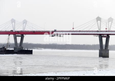 Peking/Moskau. 18. März 2023. Dieses Foto wurde am 2. Dezember 2019 aufgenommen und zeigt den Verbindungsteil der ersten Autobahnbrücke, die China und Russland über den Heilongjiang River verbindet. Die Brücke über den Fluss Heilongjiang erstreckt sich von Heihe, einer Grenzstadt in der Provinz Heilongjiang, bis zur russischen Stadt Blagoveshchensk. Kredit: Wang Jianwei/Xinhua/Alamy Live News Stockfoto